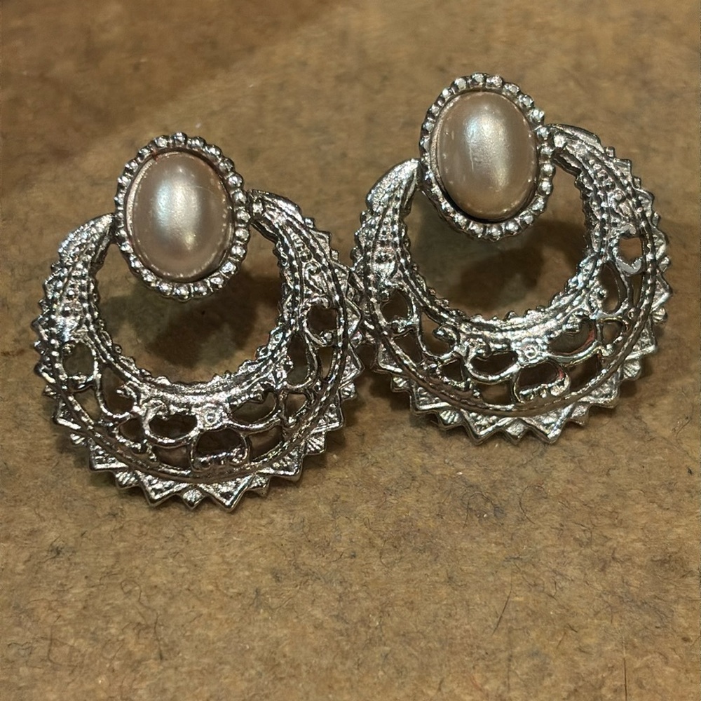 Vintage Pearl Wreath Earrings Silvertone Setting - Picture 2 of 7
